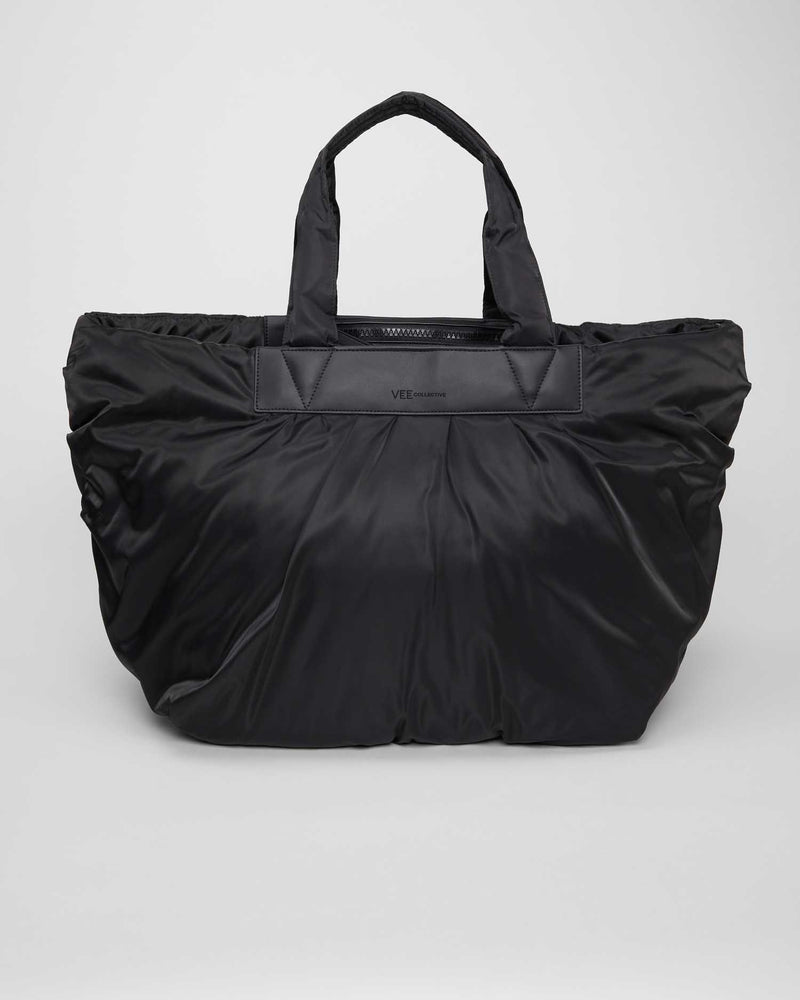 Weekender bag perfect for travel and carry-on use, lightweight and easy to carry. Features a vegan leather handle and is made from sustainable materials, combining eco-friendly design with practical functionality.
