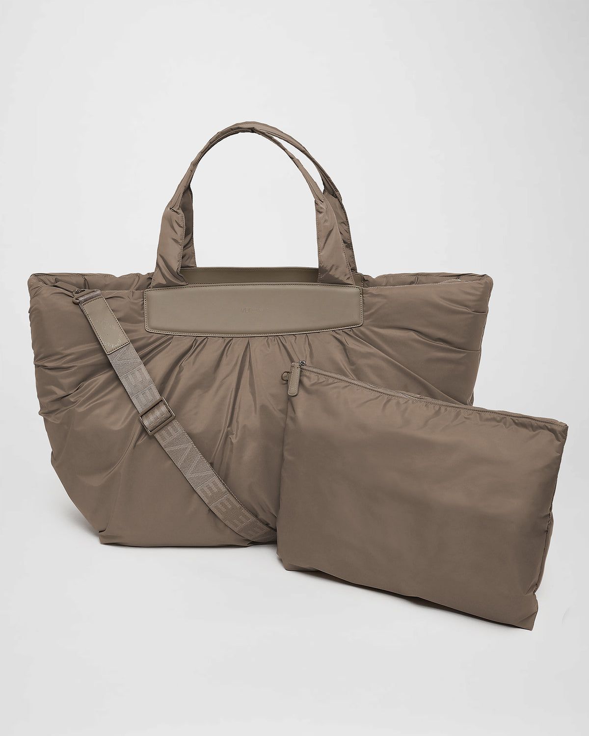 A photo of an Essence Marche featuring matching handles and shoulder straps, paired with a matching pouch, displayed against a plain white background.