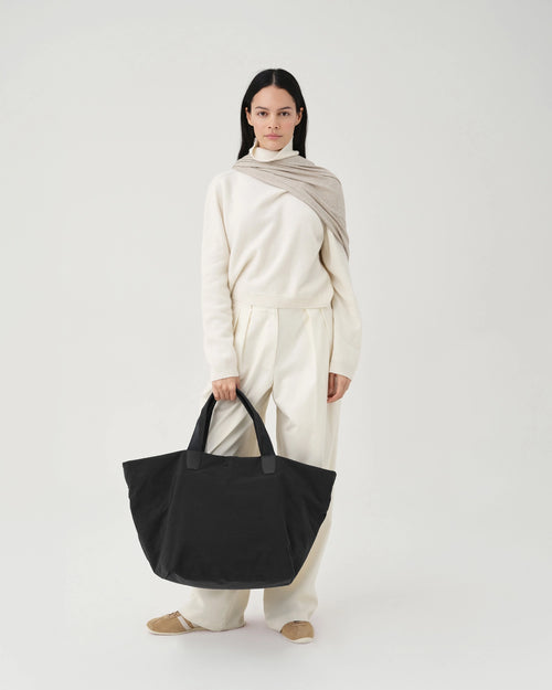 Essence Weekender Bag in Black Trench | VEE COLLECTIVE