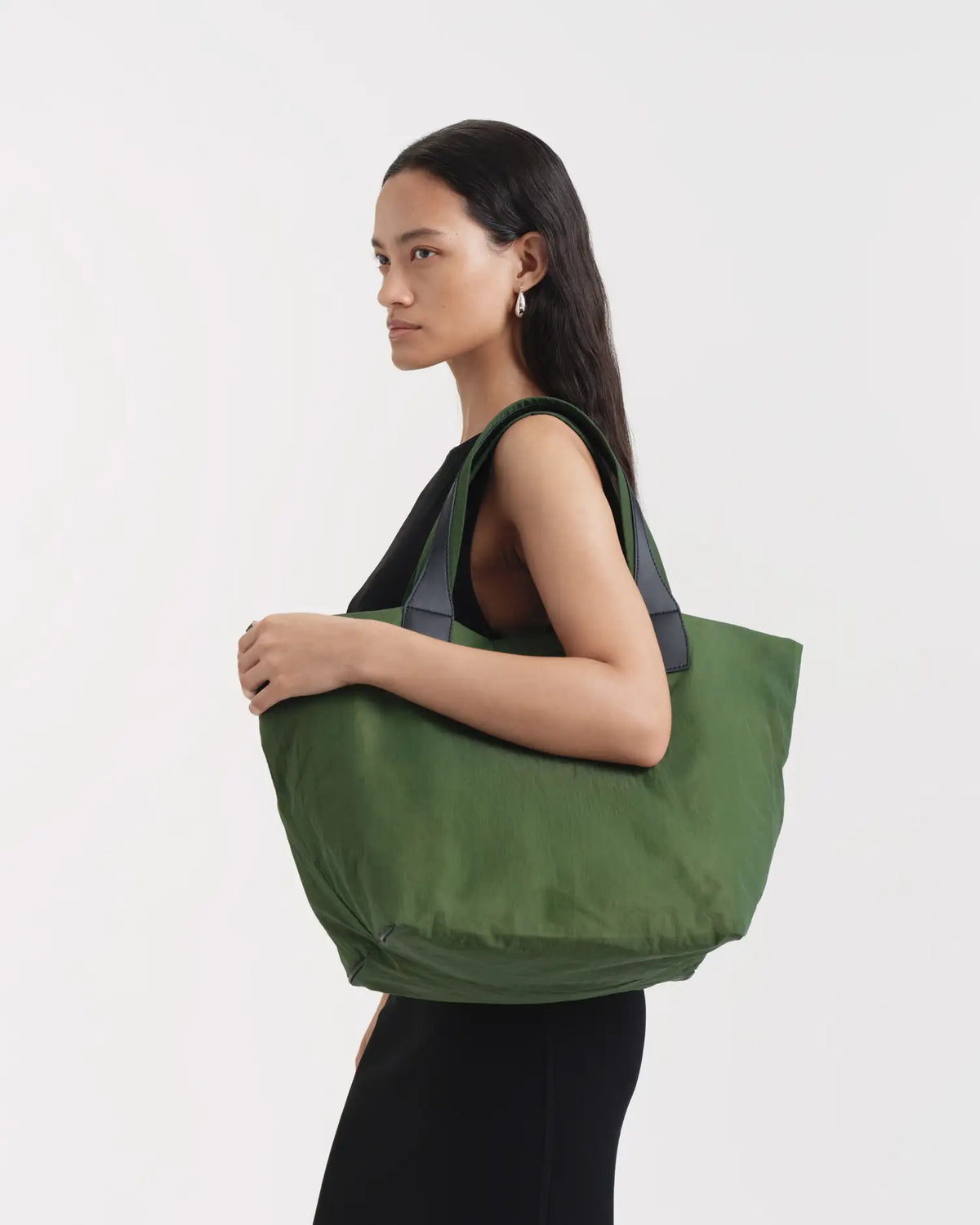 Porter Essence Medium Olive Paper tote, made of sustainable paper touch nylon, perfect for everyday use.