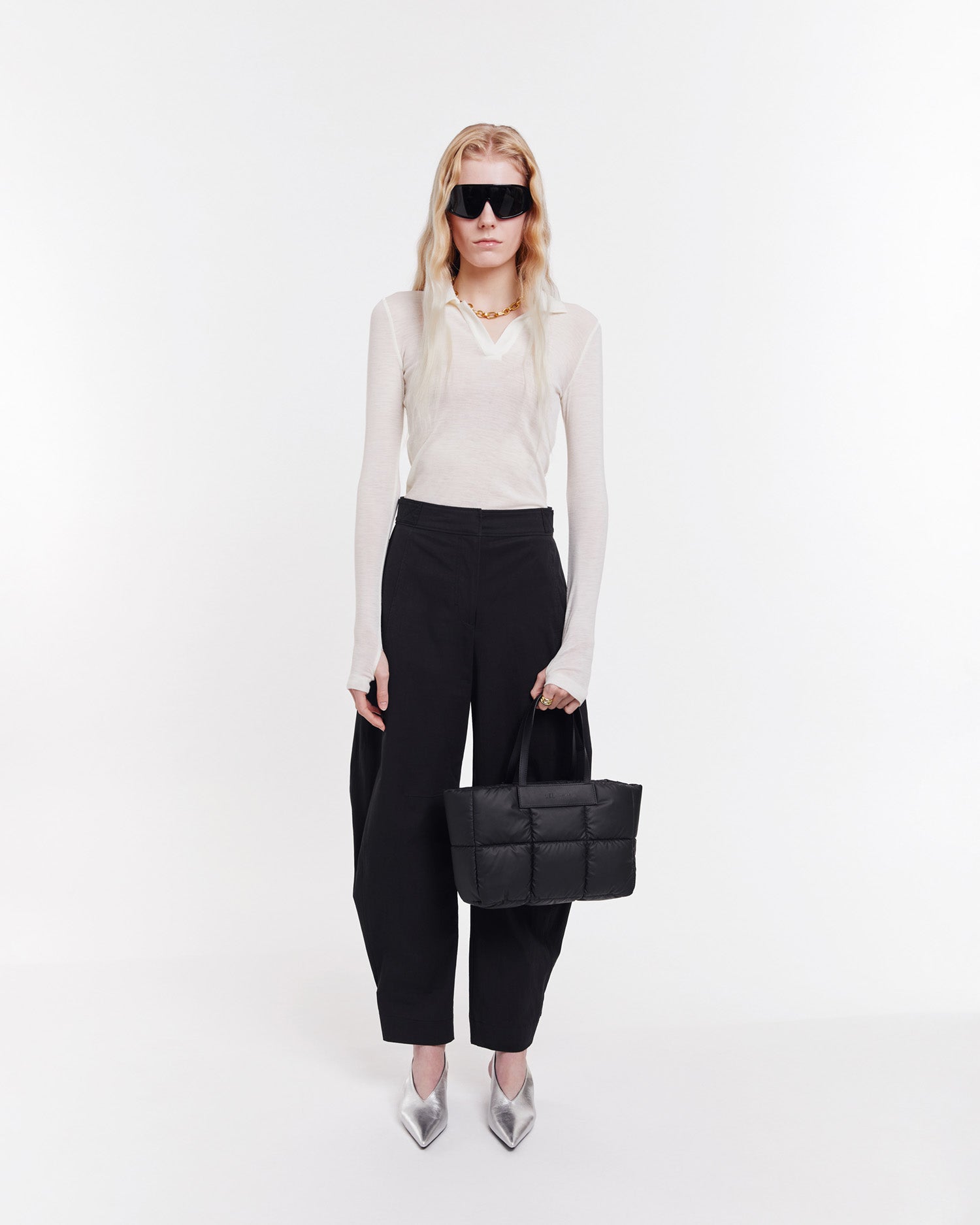 Tiny tote bag made from sustainable, waterproof materials with a vegan leather handle. Casual and versatile design, beach-friendly and ideal for carrying small tablets and daily essentials.