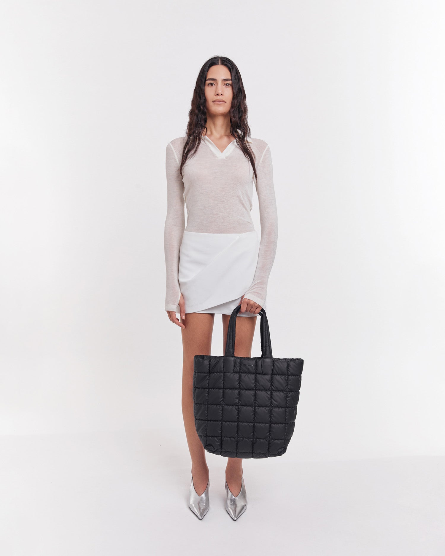 Lightweight shopper bag with vegan leather handles, made from waterproof and sustainable materials. Spacious and versatile, ideal for everyday use, travel, gym, shopping, beach days, and busy moms on the go.