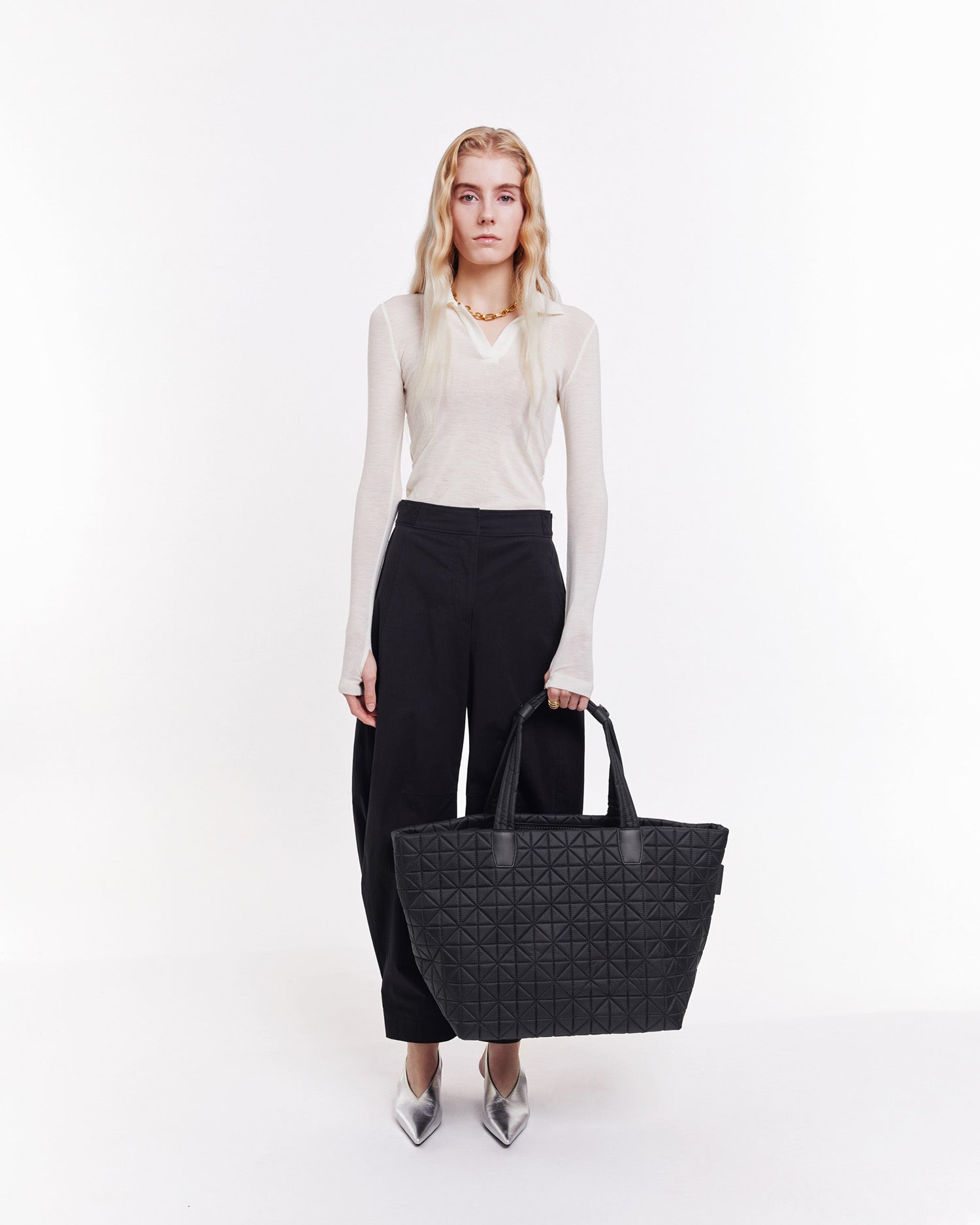 Black Weekender bag perfect for travel and carry-on use, lightweight and easy to carry. Features a vegan leather handle and is made from sustainable materials, combining eco-friendly design with practical functionality.
