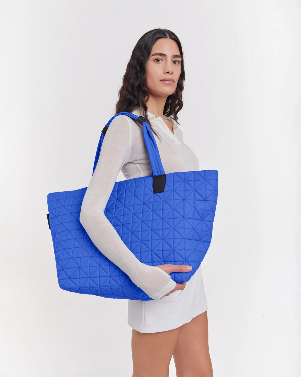 Weekender bag perfect for travel and carry-on use, lightweight and easy to carry. Features a vegan leather handle and is made from sustainable materials, combining eco-friendly design with practical functionality."